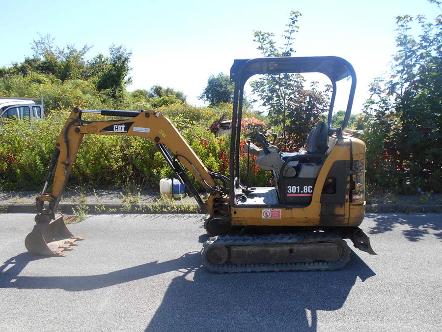 Aste   Macchinari, impianti ed attrezzature per l'edilizia  - Lotto 26) Mini escavatore Caterpillar    GARA ONLINE 4 DICEMBRE 2025