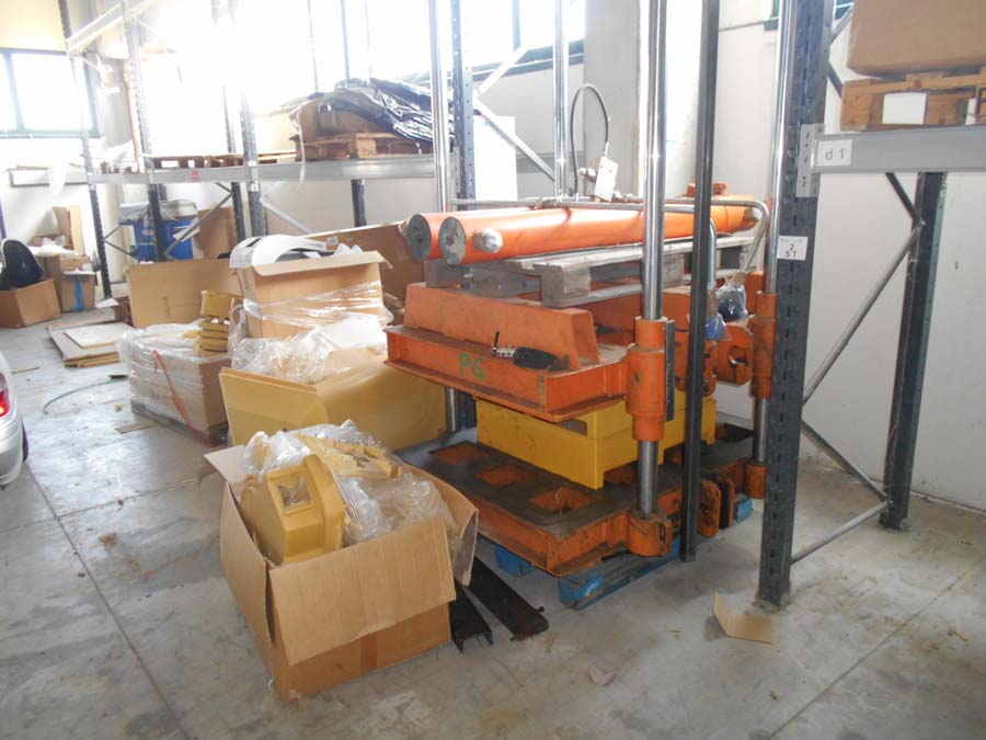 Aste   Macchinari per la lavorazione della plastica e gomma  - Lotto N. 56 + 57) Pressa con basamento   GARA ONLINE 5 DICEMBRE 2025
