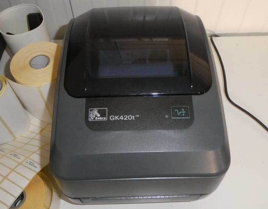 Aste   Computer e attrezzatura informatica  - Lotto 33) Etichettatrice Zebra GK420t + scrivania bianca   GARA ONLINE 25 NOVEMBRE 2025